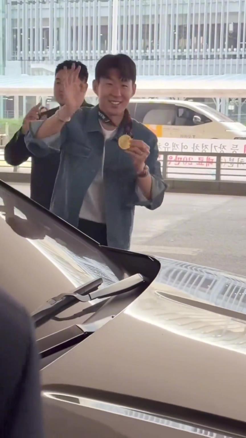衣錦還鄉！孫興慜返回韓國，眾多女球迷讓其把歐聯獎牌戴上