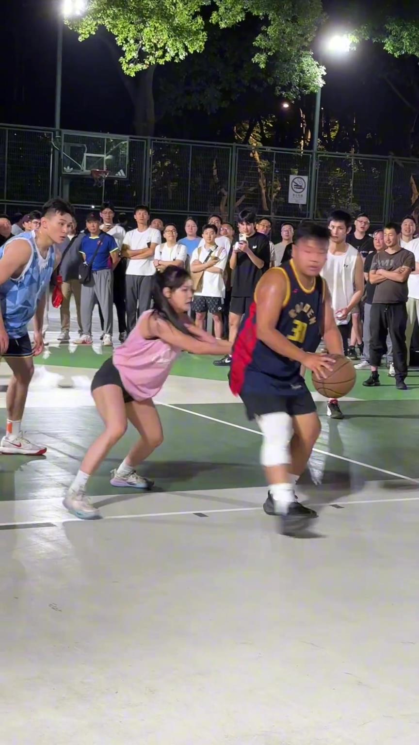 這哥們看見防自己的是女生，一個勁背打，球也不傳了